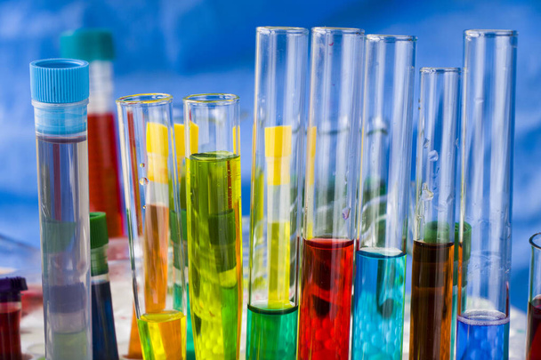 Laboratuvar aletleri, cam eşyalar ve reaksiyonlar, renkli sıvı kimyasal elementler, araştırma tanıları. - Fotoğraf, Görsel