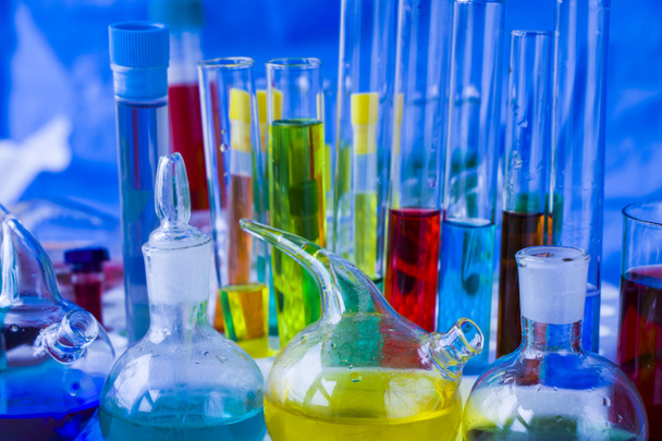 Instrumentos de laboratorio, cristalería y reactivos, coloridos elementos químicos líquidos, diagnósticos de investigación - Foto, imagen