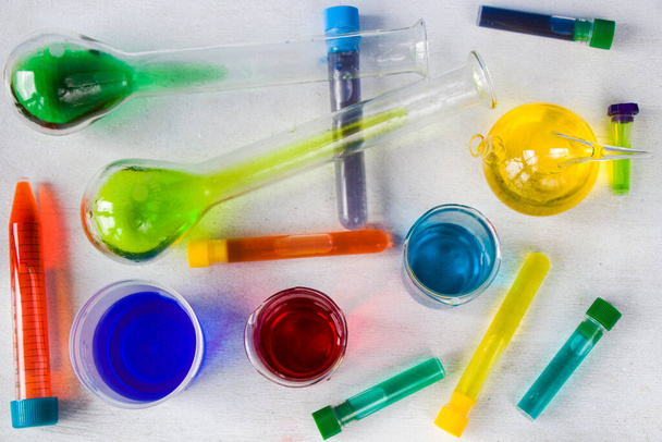 Instrumentos de laboratorio, cristalería y reactivos, coloridos elementos químicos líquidos, diagnósticos de investigación - Foto, imagen