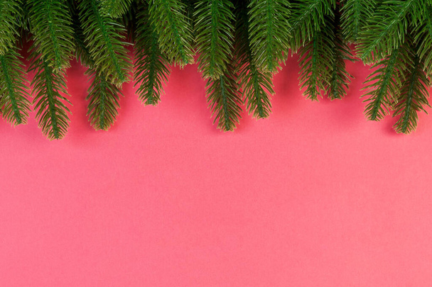 Vista superior de fundo colorido feito de ramos de abeto verde. Conceito de feriado de ano novo com espaço de cópia. - Foto, Imagem