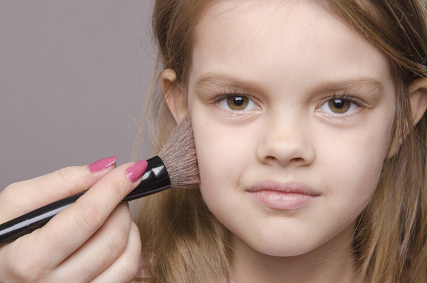 Makeup artist deals powder on face of girl - Fotoğraf, Görsel