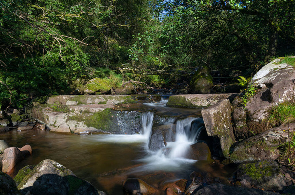英国ウェールズのブレコンビーコンズの低いBlen-y-Glyn滝 - 写真・画像