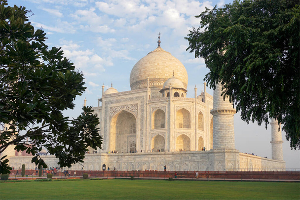 Taj Mahal jest mauzoleum z kości słoniowej na południowym brzegu rzeki Yamuna w indyjskim mieście Agra, Uttar Pradesh. - Zdjęcie, obraz