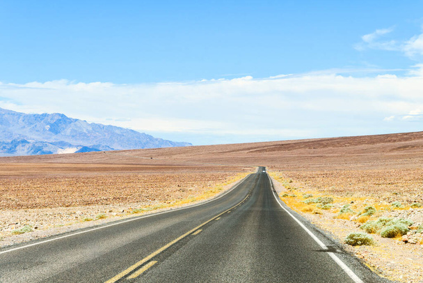 amazing desert road at valley of fire, nevada - Φωτογραφία, εικόνα