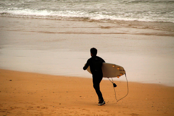 Surffaus Baskimaan rannalla - Valokuva, kuva