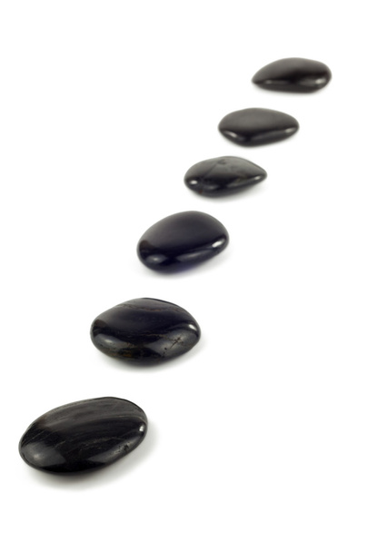 schwarze Kieselsteine in einer Reihe - Foto, Bild
