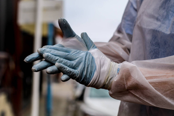 Mains avec gants stériles prêts à travailler en cas d'urgence - Photo, image