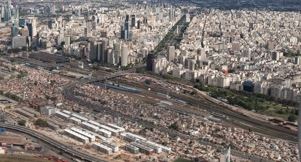 Αεροφωτογραφία μιας μεγάλης πόλης. Μπουένος Άιρες με αυτοκινητόδρομους, Puerto Madero, σιδηροδρομικό σταθμό, 9 de Julio λεωφόρο και βίλα 31. - Φωτογραφία, εικόνα