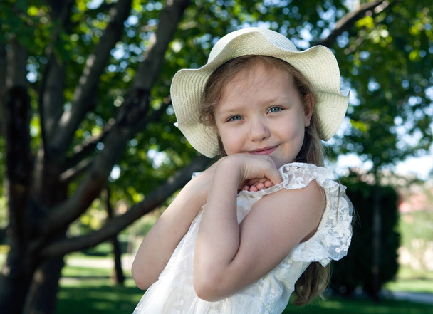niña en un vestido blanco y retrato de panama de cerca - Foto, Imagen