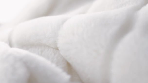 Белая пушистая текстура меховой шубы, теплая зимняя одежда, роскошный текстиль и ткань фон размахивания и перемещения - Кадры, видео