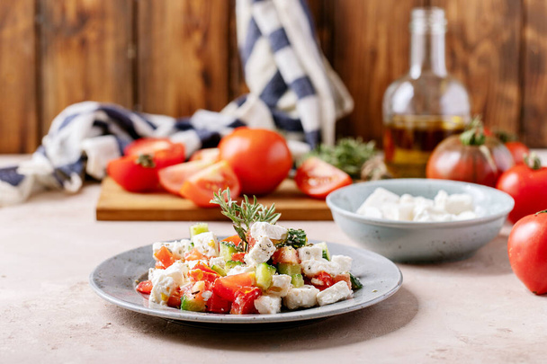 Fresh greek feta cheese salad served with tomatoes and tzatziki sauce. - Foto, afbeelding
