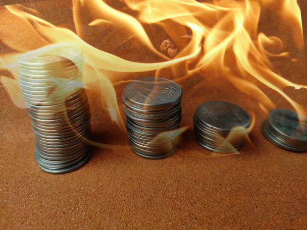 Coin stack step down graph in fire, Crollo del mercato azionario, Gestione dei rischi. Gestione del denaro fallire, - Foto, immagini