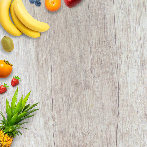 Μεμονωμένη επίπεδη όψη πάνω από διαφορετικούς τύπους φρούτων σε ξύλινο φόντο με χώρο αντιγραφής. Έννοια της υγιεινής, βιολογικής, διατροφής και φρέσκα. Φόντο, φόντο ή πανό φρούτων. - Φωτογραφία, εικόνα