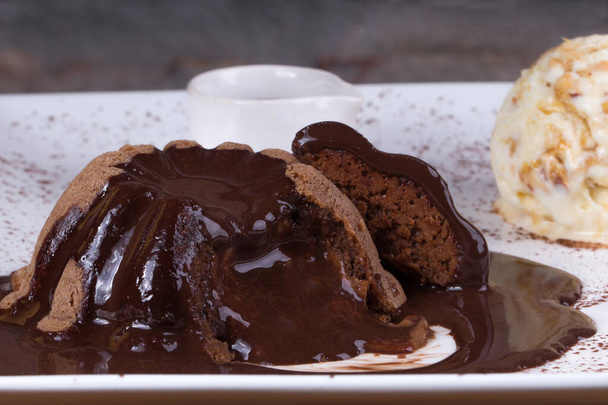 Пети гато десерт, традиционный сладкий, шоколадный торт с мороженым - Фото, изображение