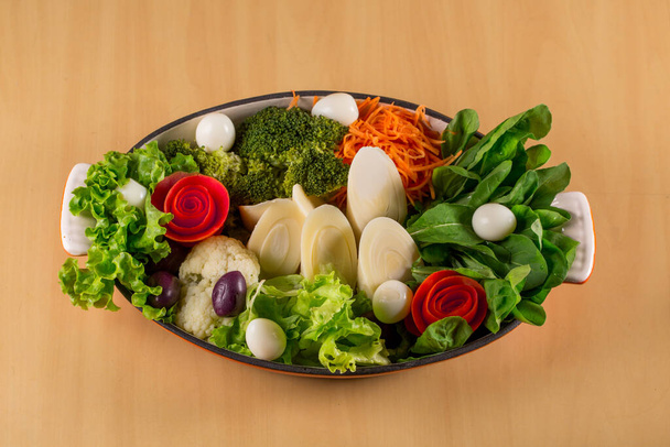 tomates de salada frescos, azeitonas, folhas verdes e corações de palma. vista superior - Foto, Imagem