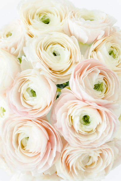 Bukett, Textur von rosa Hahnenfuß und Rosen blühen aus nächster Nähe. Flache Lage, Draufsicht. Ranunkelblüten.  - Foto, Bild