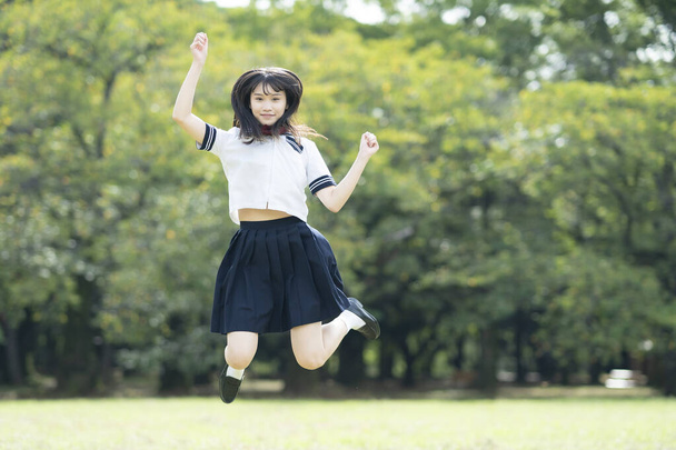 asiatique femelle lycéenne ébahir avec un sourire dans l 'parc - Photo, image