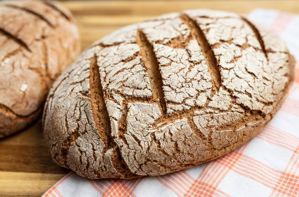 純粋なライ麦のパンの新鮮な自家製ローフ - 写真・画像