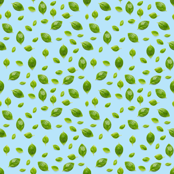 Italský bazalka list bylina bezešvé vzor na modrém pozadí, Kreativní bezešvé vzor z čerstvé zelené bazalky ploché ležel. - Fotografie, Obrázek