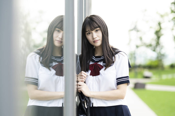 femmina asiatico liceo studente con un calma sguardo all'aperto - Foto, immagini