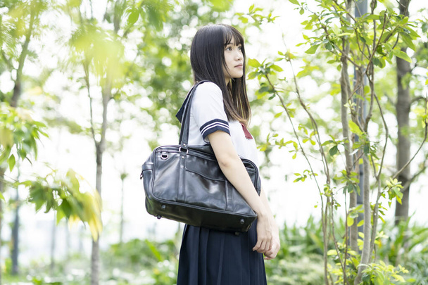 femmina asiatico liceo studente con un calma sguardo all'aperto - Foto, immagini