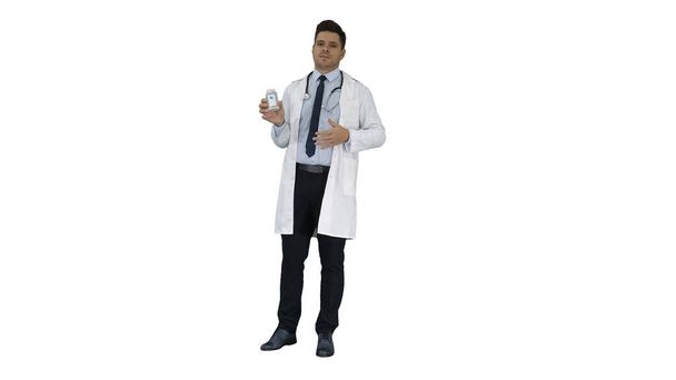 Klinikus Doctor Man mutatja kábítószerek gyógyszeres kezelés és beszél a kamera fehér háttér. - Fotó, kép