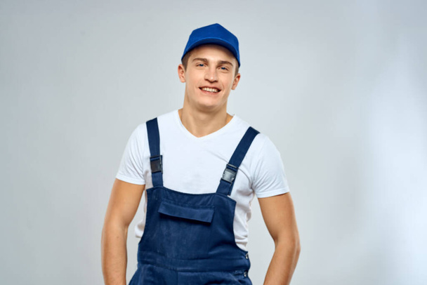 Человек работник в вилочном погрузчике равномерной доставки службы легкий фон - Фото, изображение