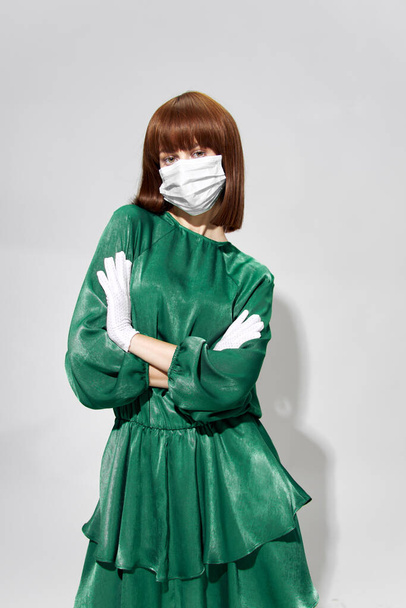  Moda coronavírus feminino, modelo posando com luvas e máscara médica protetora - Foto, Imagem