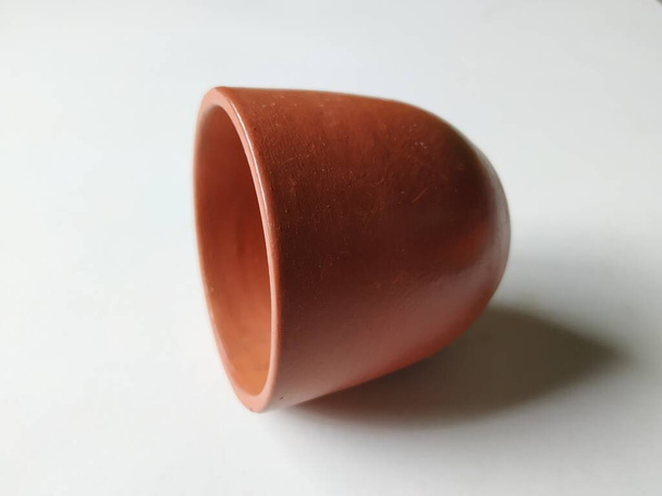 Szoros Red Color Sand Coffee Cup kézzel készült elszigetelt fehér alapon - Fotó, kép