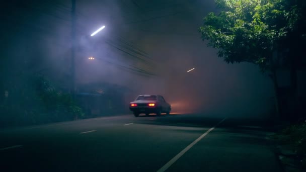 Oldtimer fährt mit großer Rauch- und Geisterstadt-Gruppe in verlassene Straße - Filmmaterial, Video