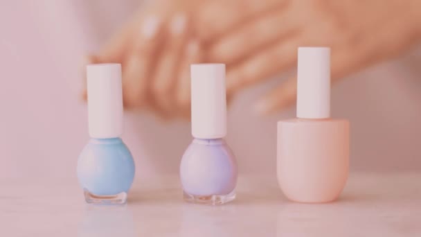 Roze beauty product scene, vrouwelijke handen en nagellak flessen voor Franse manicure, kleurrijke pastel nagellak op marmeren tafel, make-up en cosmetische merk - Video