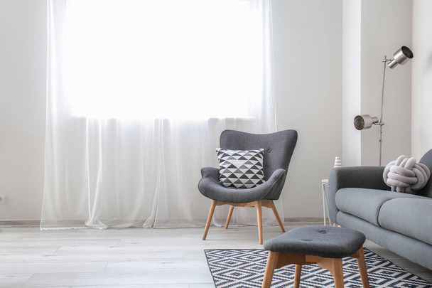 Tyylikäs sisustus olohuone harmaa huonekalut - Valokuva, kuva