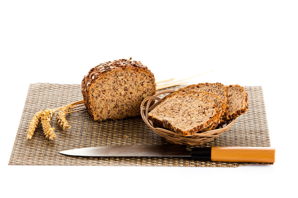 Pane integrale tagliato a fette su tagliere di legno
 - Foto, immagini
