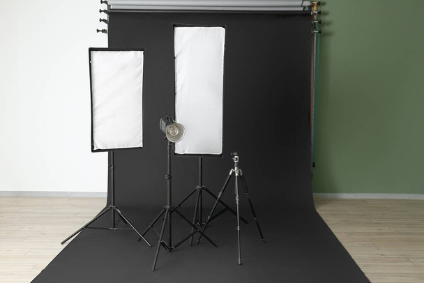 近代的な設備の写真スタジオのインテリア - 写真・画像