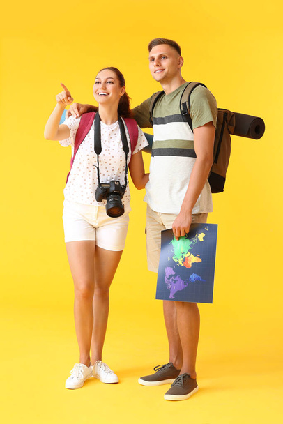 Couple of tourists on color background - Foto, Bild