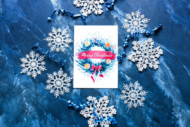 Hermosa composición con tarjeta de felicitación de Navidad sobre fondo de color - Foto, imagen