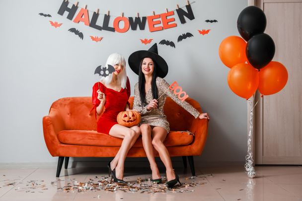 Hermosas mujeres jóvenes en la fiesta de Halloween - Foto, imagen