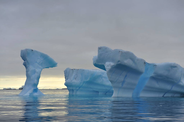 Zwevende ijsbergen. Het broeikaseffect. Klimaatverandering. Antarctica, Noordpool. Groenland - Foto, afbeelding