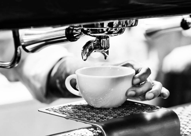 café expresso tiro da máquina de café na cafeteria, cafeteira na cafeteria - Foto, Imagem