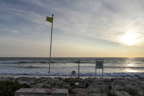 Hermosa puesta de sol en la Costa da Caparica, una de las playas más hermosas de la zona de Lisboa. Hora azul sobre el Océano Atlántico en Caparica con surfistas surfeando en aguas abiertas. Lisboa, 2020 - Foto, Imagen