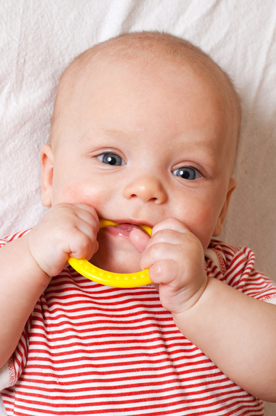 schattige baby met een ring van tandjes krijgen - Foto, afbeelding