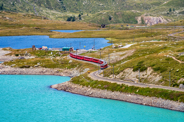 Bernina Express vonat a Fehér-tónál Ospizio Berninában, Engadin felső részén, Graubuenden, Grisonnál, Svájcban. - Fotó, kép