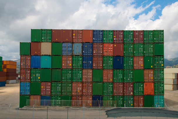 container in attesa di movimentazione
  - Foto, immagini