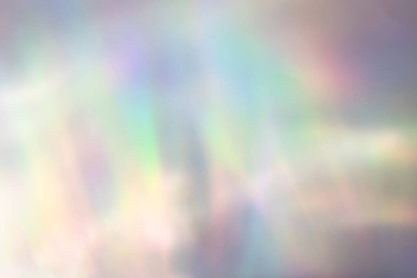 Textura de refracción de luz de arco iris borrosa en pared blanca - Foto, imagen
