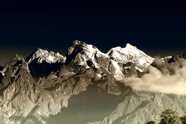Desde la izquierda - Monte South Kabru (24215 pies), Monte North Kabru y Monte Talung (24200 pies) - hermosa vista de las grandes montañas del Himalaya en Ravangla, Sikkim. Imagen teñida. - Foto, imagen