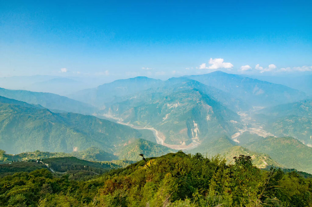 Point de vue Ramitey - Sikkim, Inde. De ce point de vue, les torsions et les virages de la rivière Tista ou Teesta peuvent être vus ci-dessous, la rivière Tista coule à travers l'état du sikkim, - Photo, image