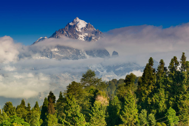 Ravangla 'daki Himalaya dağlarının güzel manzarası, Sikkim. Himalaya, Everest Dağı da dahil olmak üzere Asya 'daki en büyük sıradağdır. 29029 feet yüksekliğinde, dünyanın en yüksek dağı.. - Fotoğraf, Görsel
