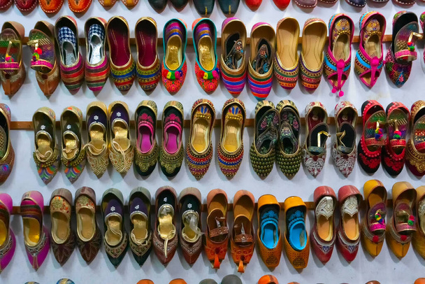 Paar Rajasthani damesschoenen te koop. Jaisalmer, Rajasthan, India. - Foto, afbeelding