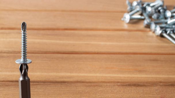 Κατσαβίδι και αυτοκόπτες σε καφέ ξύλινο φόντο. Εργαλεία για την επισκευή του σπιτιού - Φωτογραφία, εικόνα