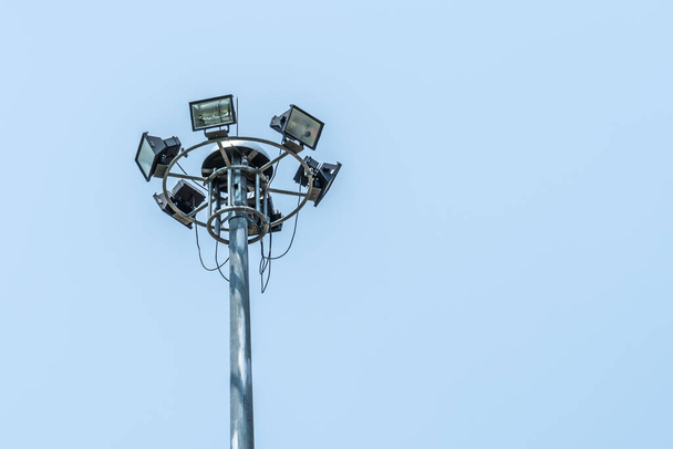 Mavi gökyüzünde spot lambası direği - Fotoğraf, Görsel